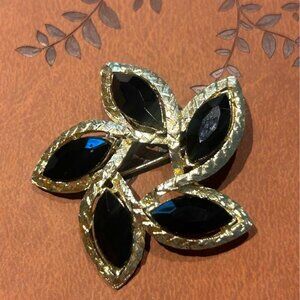 Vintage black onyx and gold plated brooch perfect condition